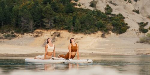 exercice de yoga sur l'eau - sup