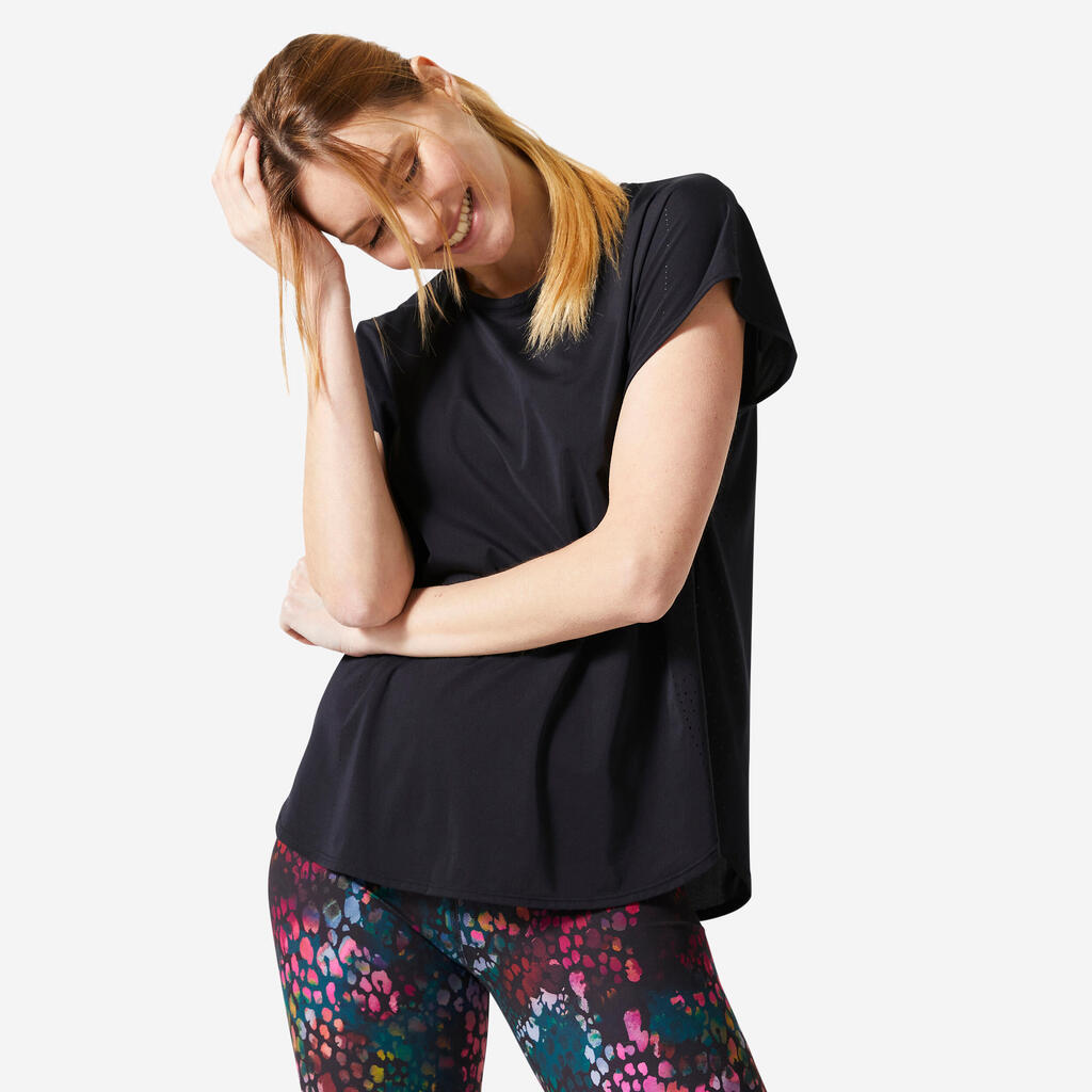 Γυναικείο αθλητικό t-shirt σε φαρδιά γραμμή με κοψίματα laser - μαύρο