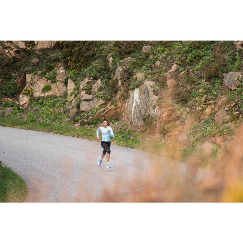 CAMISOLA RESPIRÁVEL DE CORRIDA KIPRUN SKINCARE LIGHT MULHER AZUL CLARO