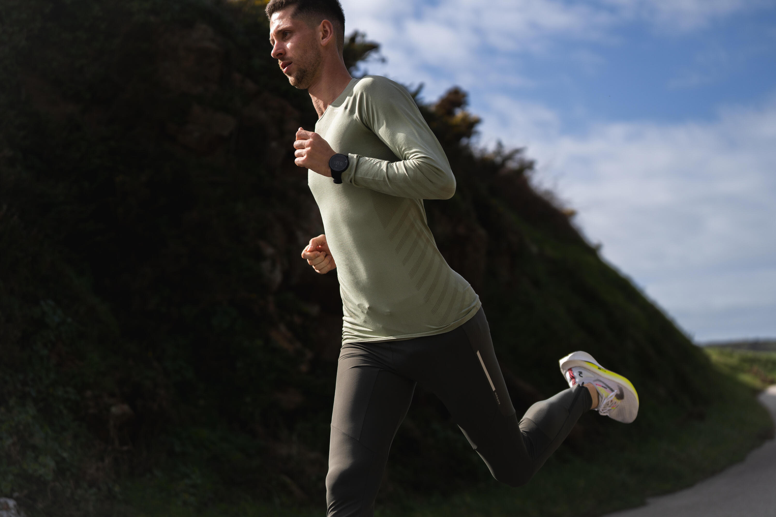 Maglia termica manica lunga running uomo RUN 500 SKINCARE verde militare 7/9