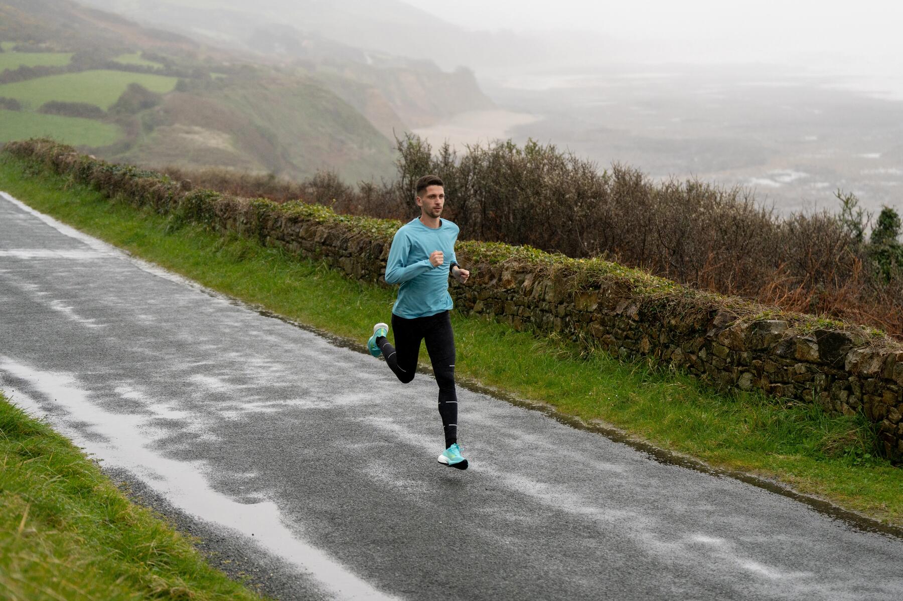 hombre corriendo por camino