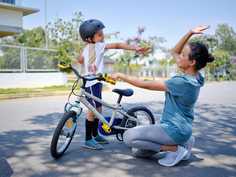 Jak nauczyć dziecko jeździć na rowerze | Decathlon