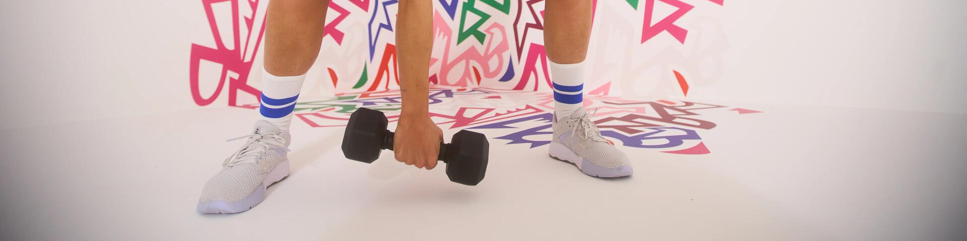 kobieta ćwicząca z hantlami w odzieży i butach fitness