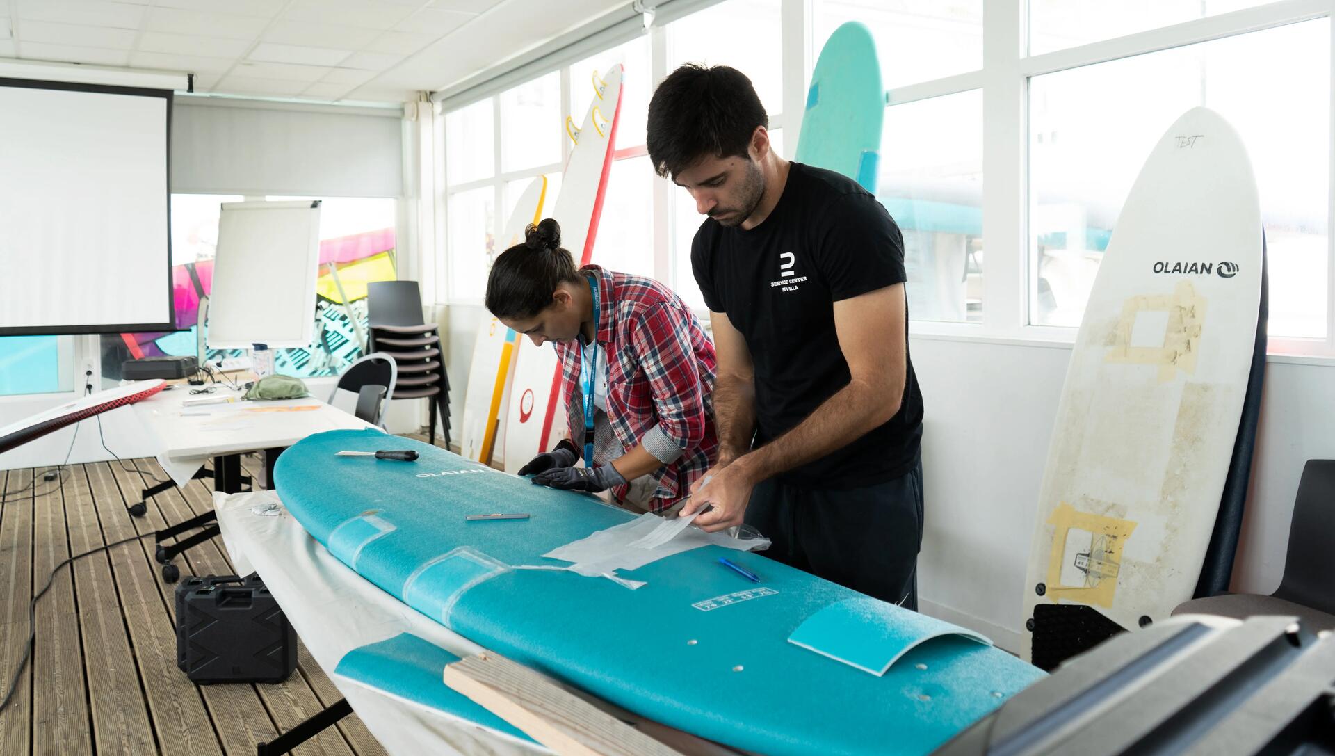 Reparatur eines Surfboards aus Epoxidharz