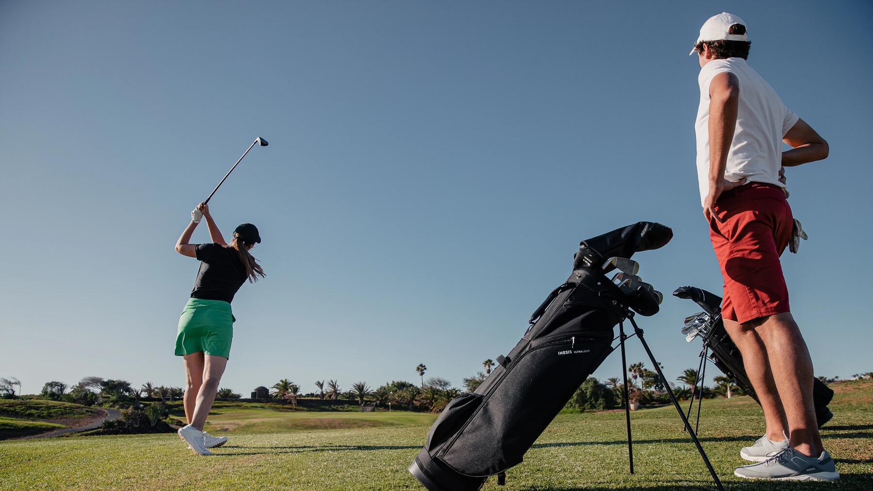 bâton de golf de type bois sur le vert