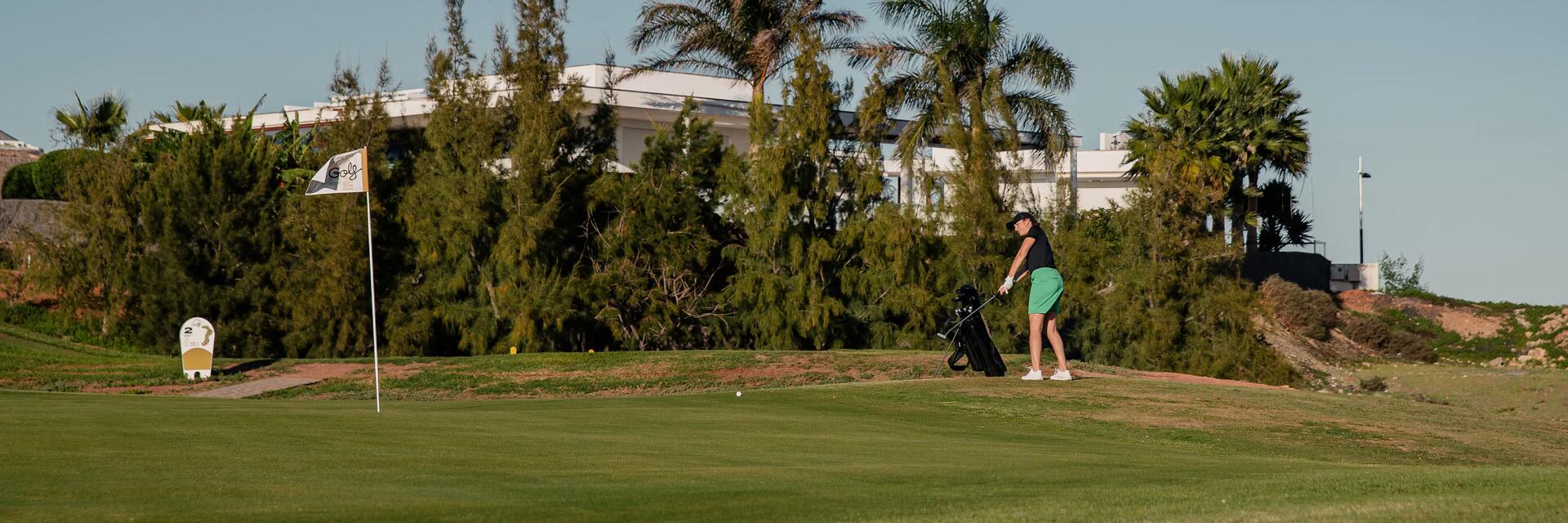 Mujer haciendo birdie en golf