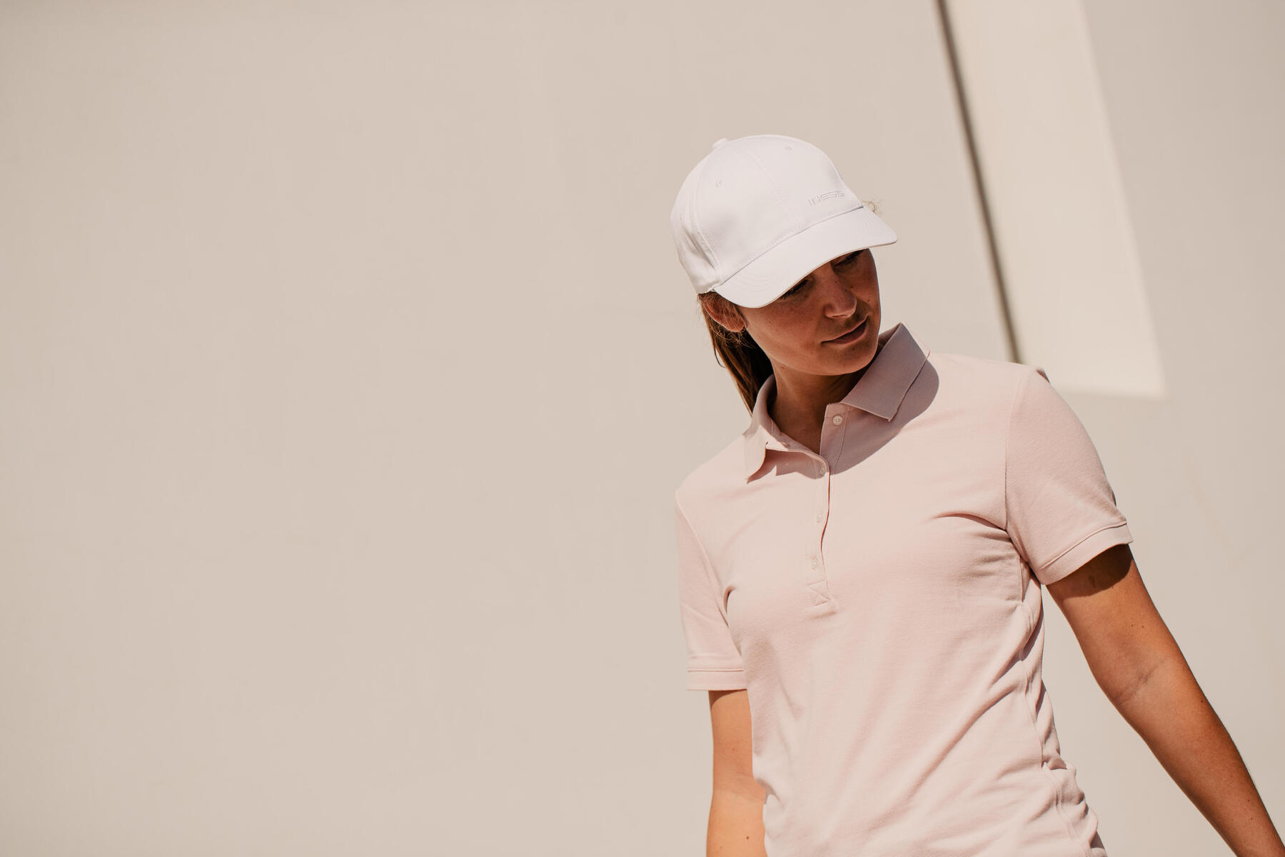 mujer vestida para jugar a futgolf