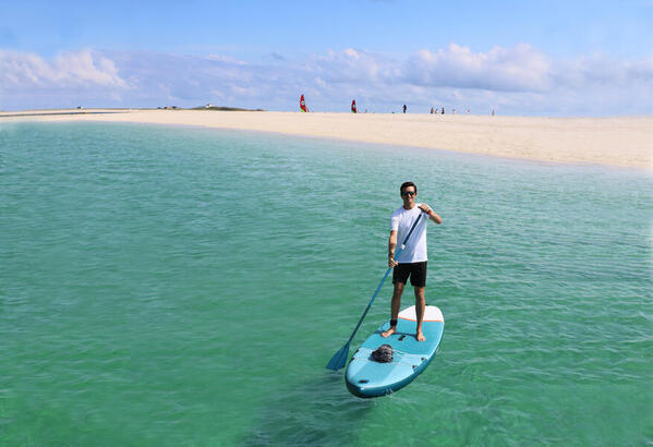 Hombre sobre una tabla de Stand Up Paddle