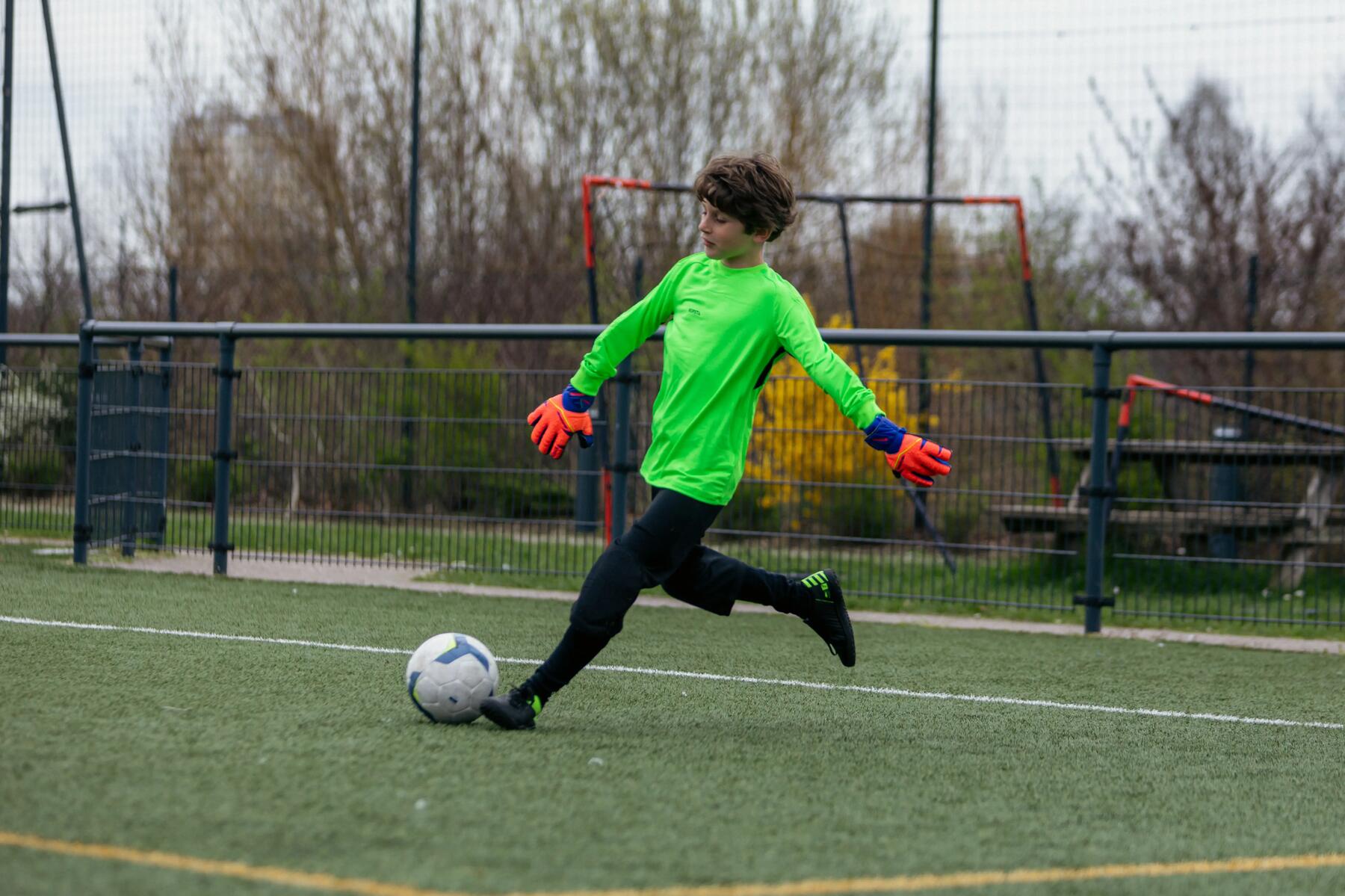 niño jugando a futbol
