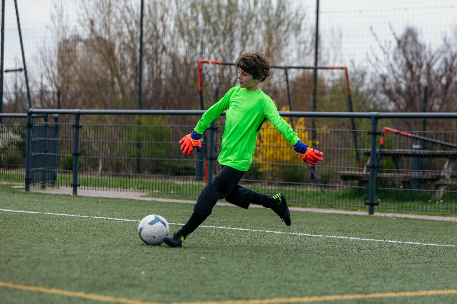 Kids' Football Boots Moulded Studs Black Yellow Agility 100