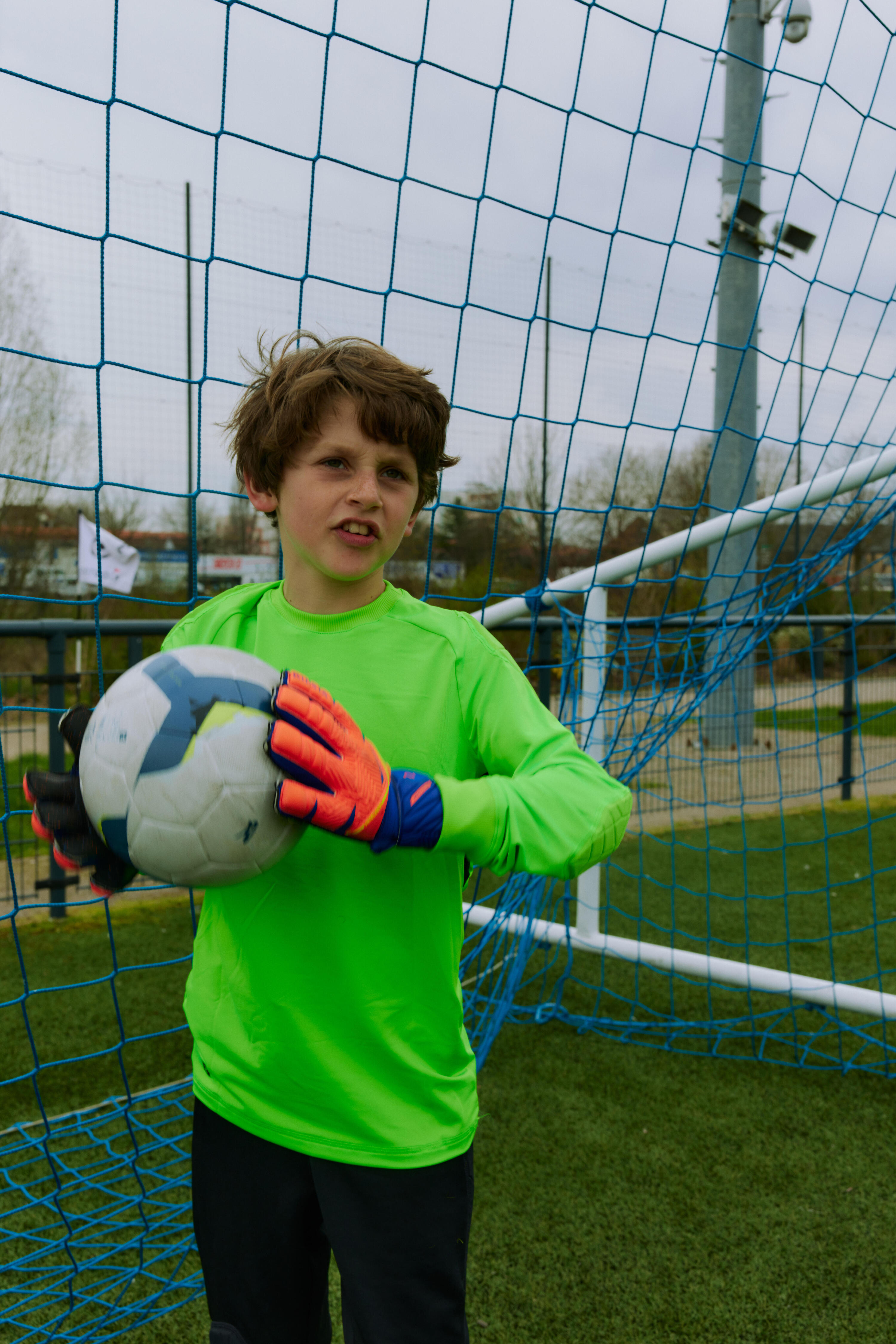 Guantes de futbol naranja con azul para niños F500 Viralto Shielder 13/18