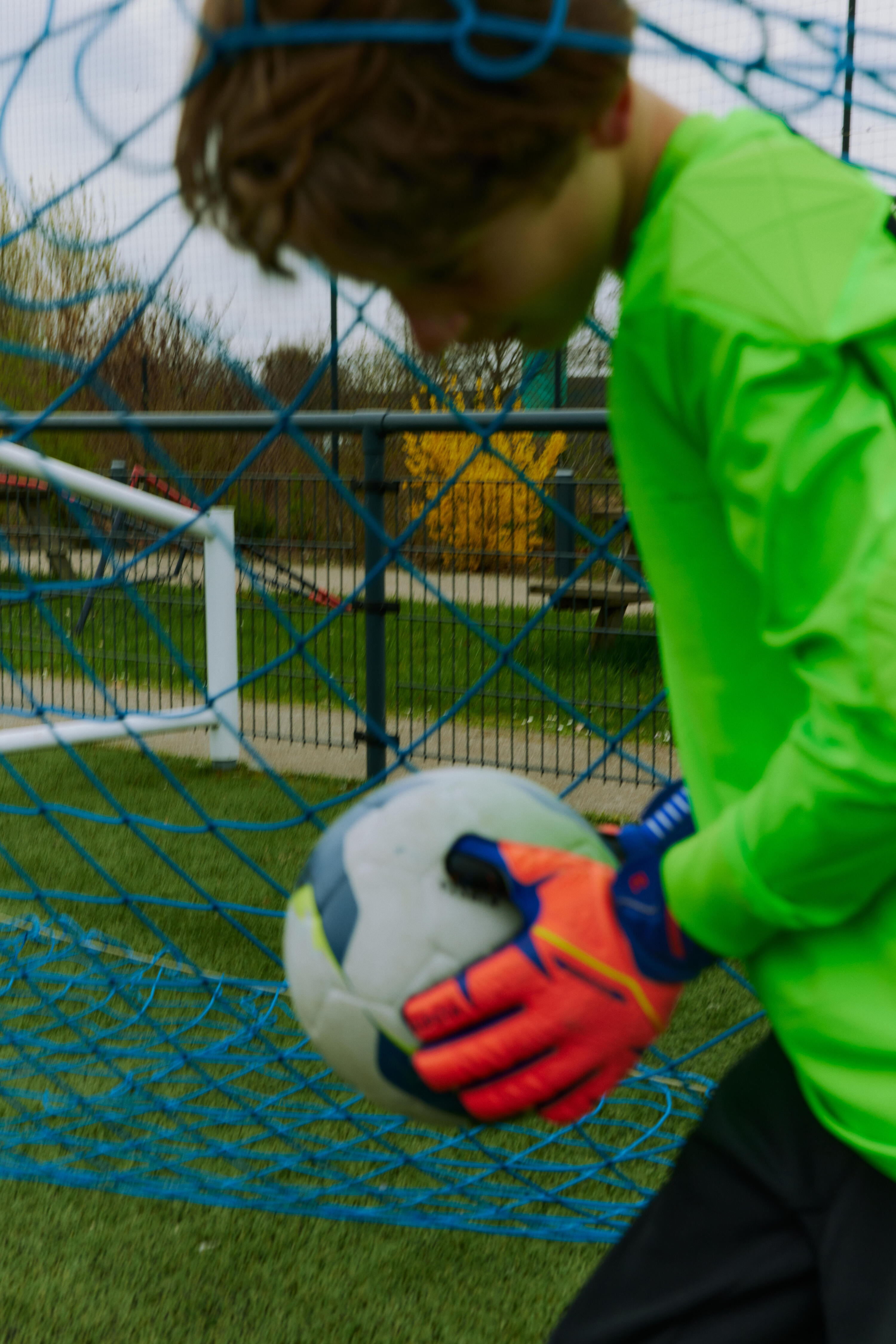 Guantes de futbol naranja con azul para niños F500 Viralto Shielder 10/18