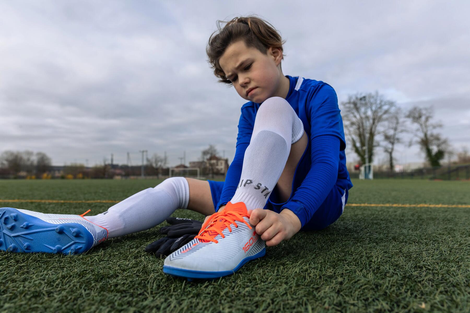 Erfahre hier, wie du deine Fußballschuhe am besten und schonendsten pflegst!