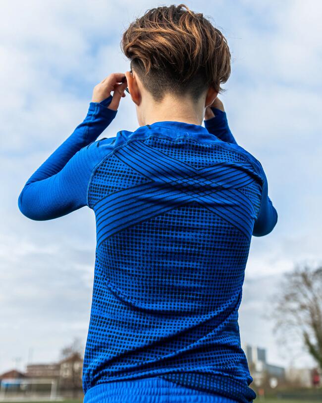 Junge in blauem Keepdry Shirt von hinten.