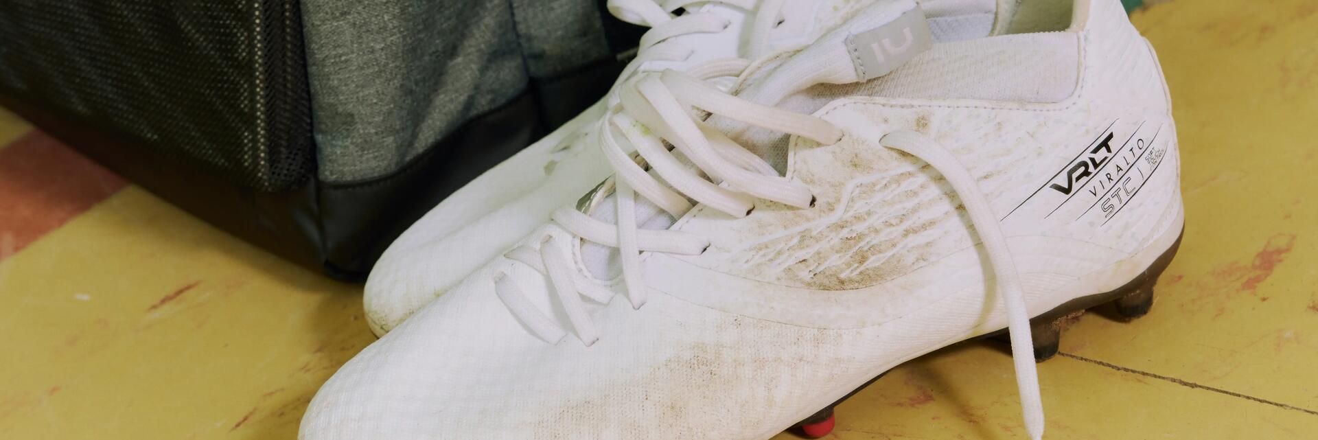 Hoe maak je je voetbalschoenen schoon?