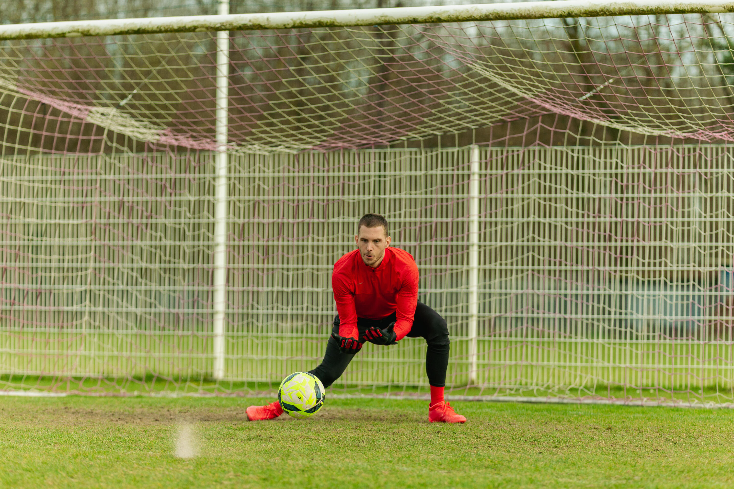 Chuteiras de Futebol CLR FG Adulto Pisos Secos Néon e Vermelho 11/14