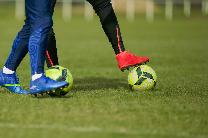 Jak zmniejszyć korki piłkarskie? Zbyt duże buty sportowe