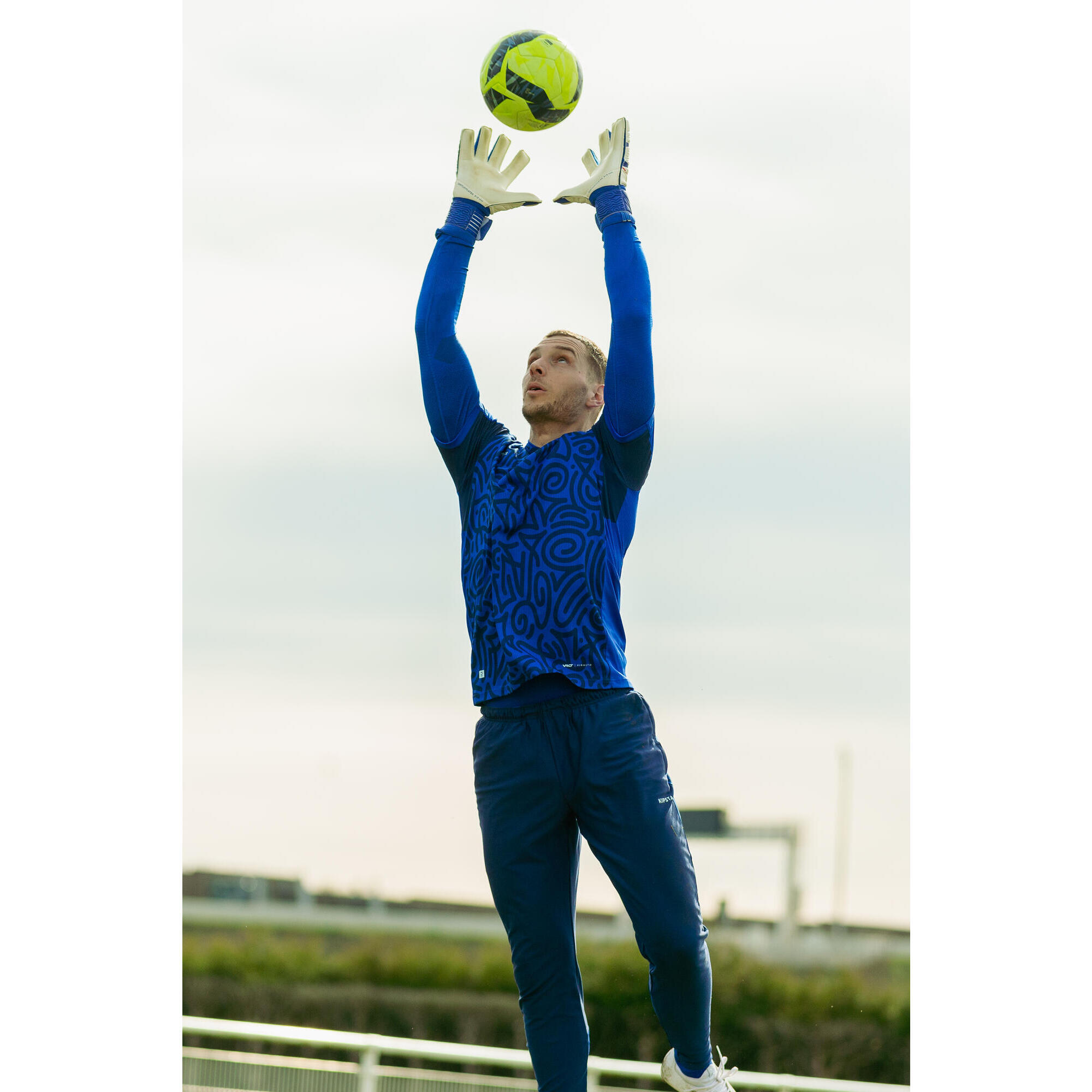 F500 Viralto goalkeeper glove White/blue Adult