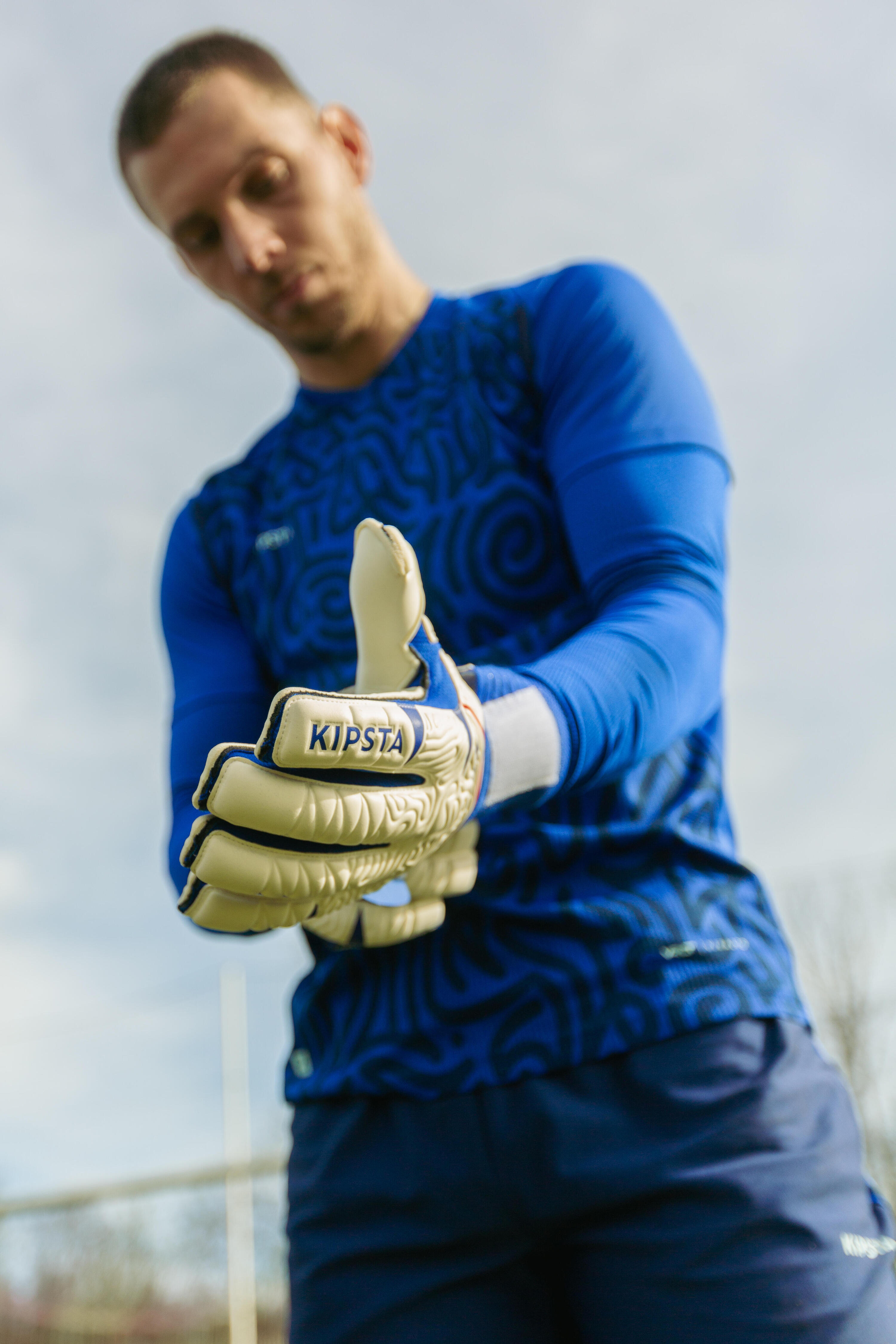 Damen/Herren Fussball Torwarthandschuhe – F500 Viralto Shielder weiss/blau 13/17