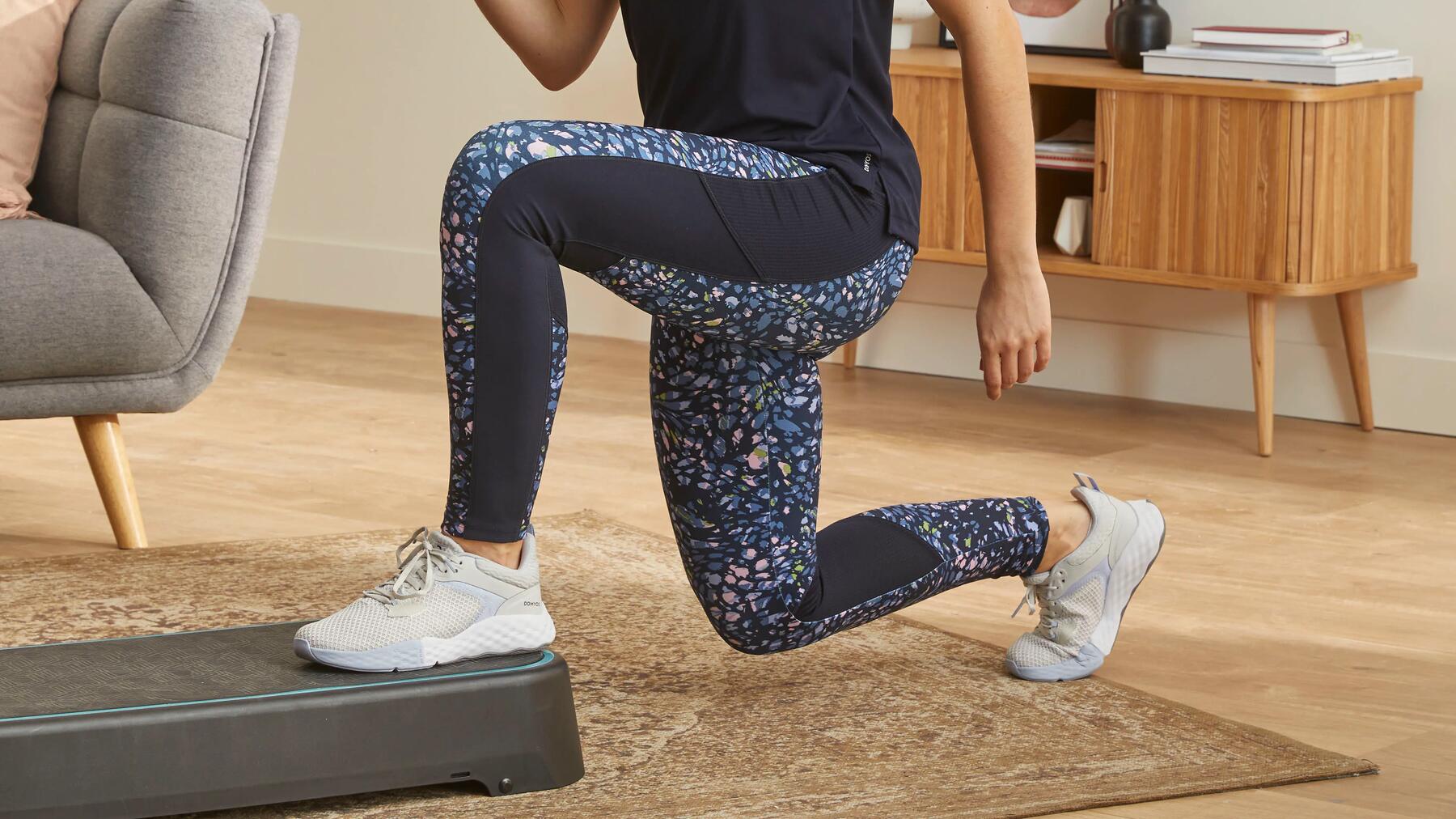 Unterkörper einer Frau mit einem Bein auf dem Stepper beim Step Aerobic!