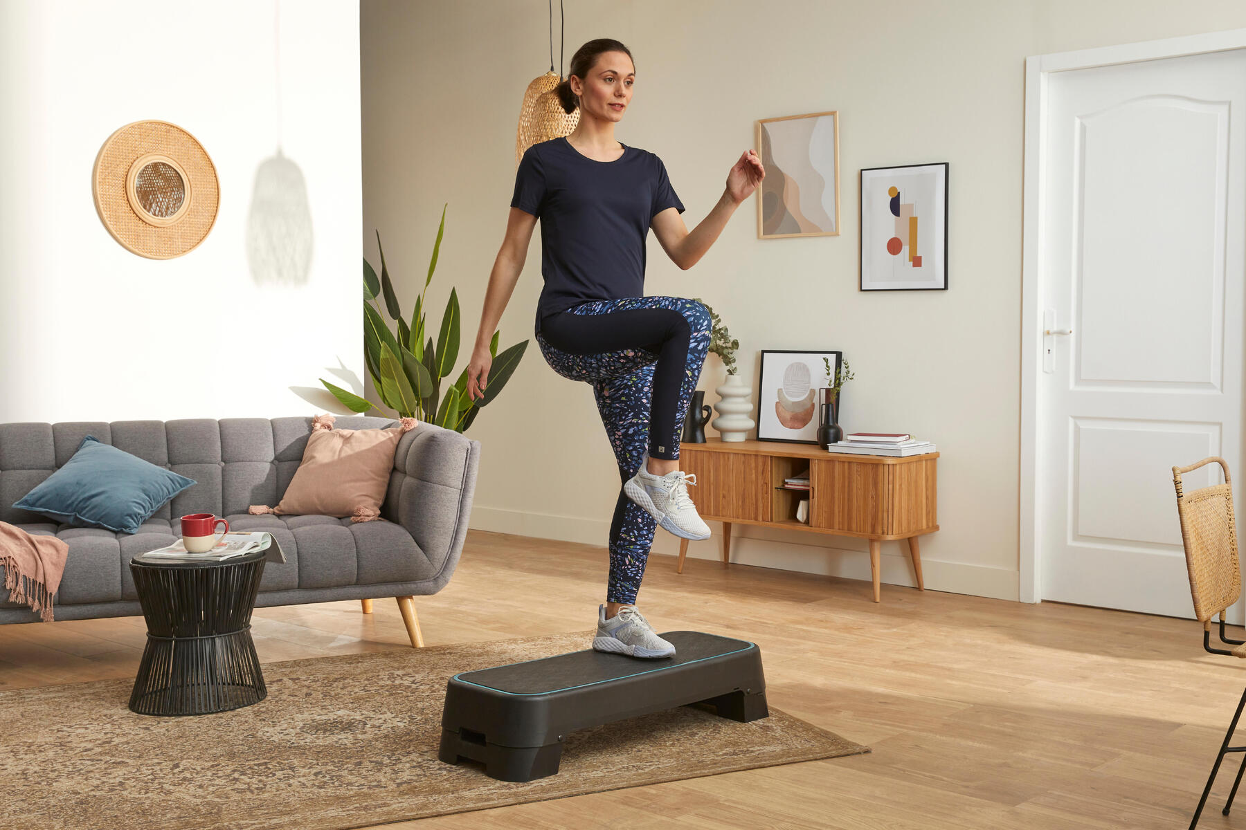 Step Aerobic Anfängerin trainiert Zuhause