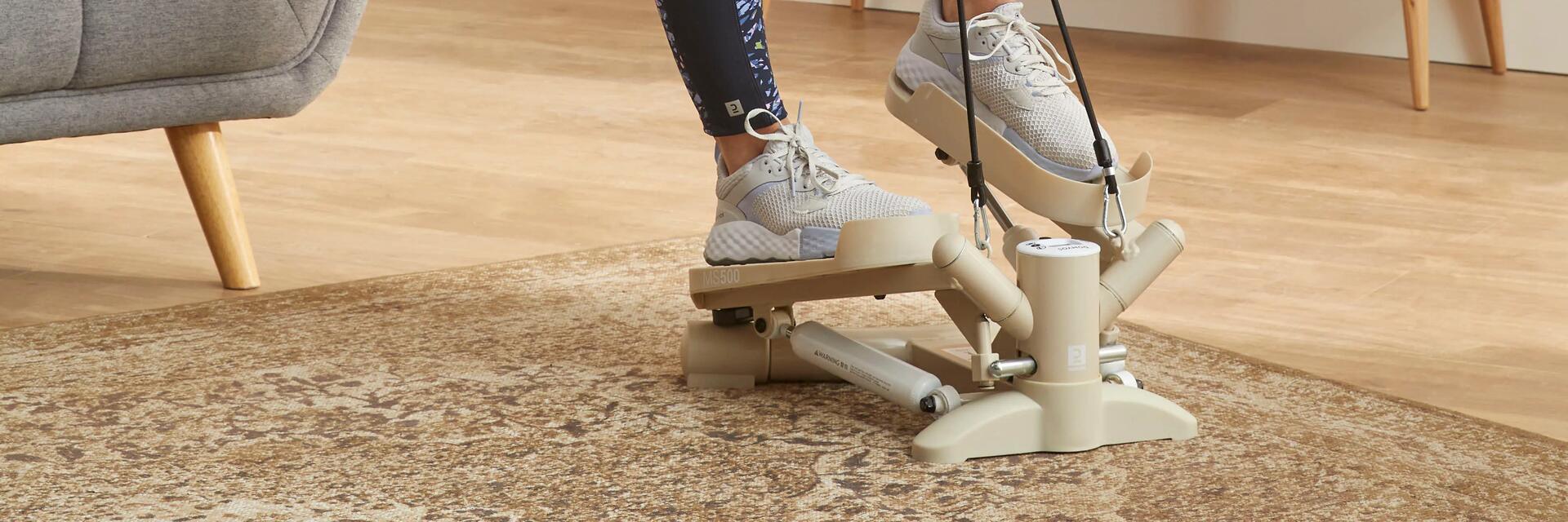 kobieta w legginsach i butach fitness trenująca na mini-stepperze w domu