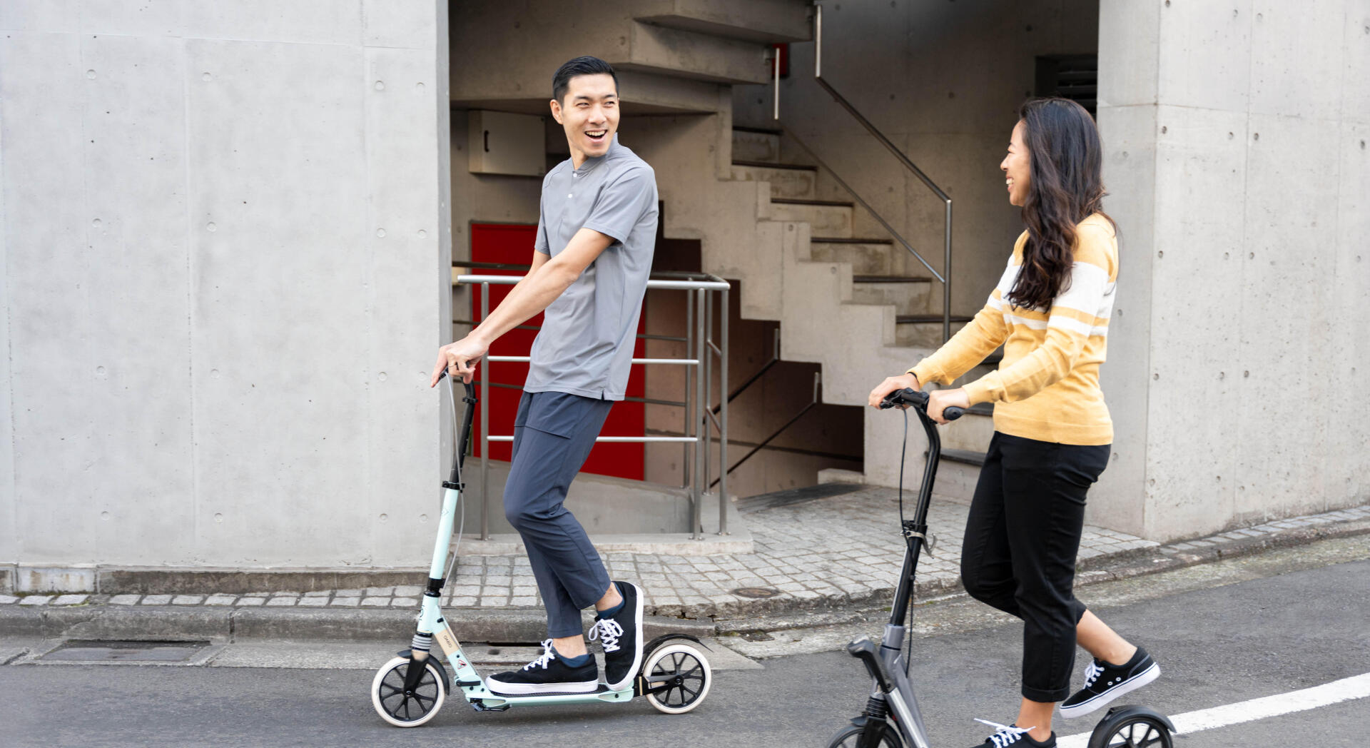Alterner la jambe d'appui en trottinette