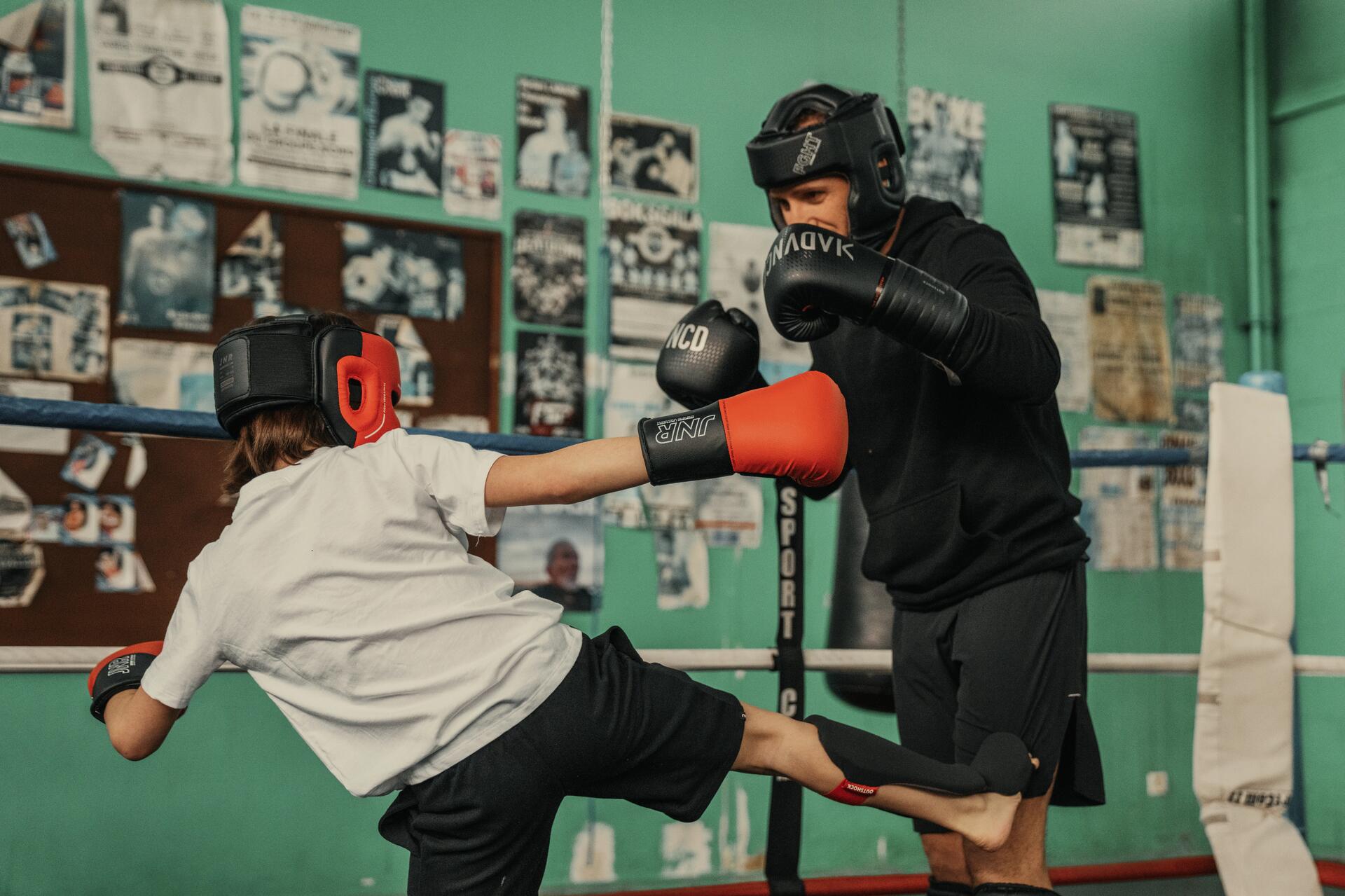 Chłopiec ćwiczący kickboxing 
