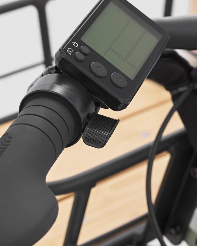 Schwarzer Fahrradlenker mit digitalem Display, das 4 Knöpfe und eine Daumenwippe hat