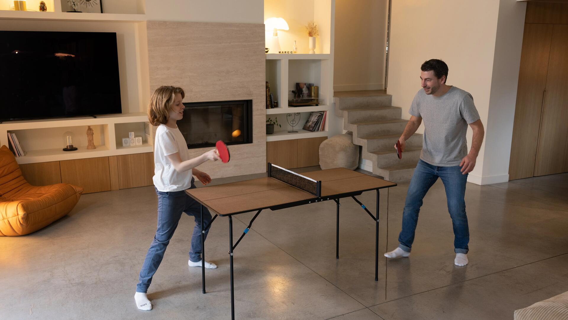 Petite fille qui joue au ping pong avec son papa