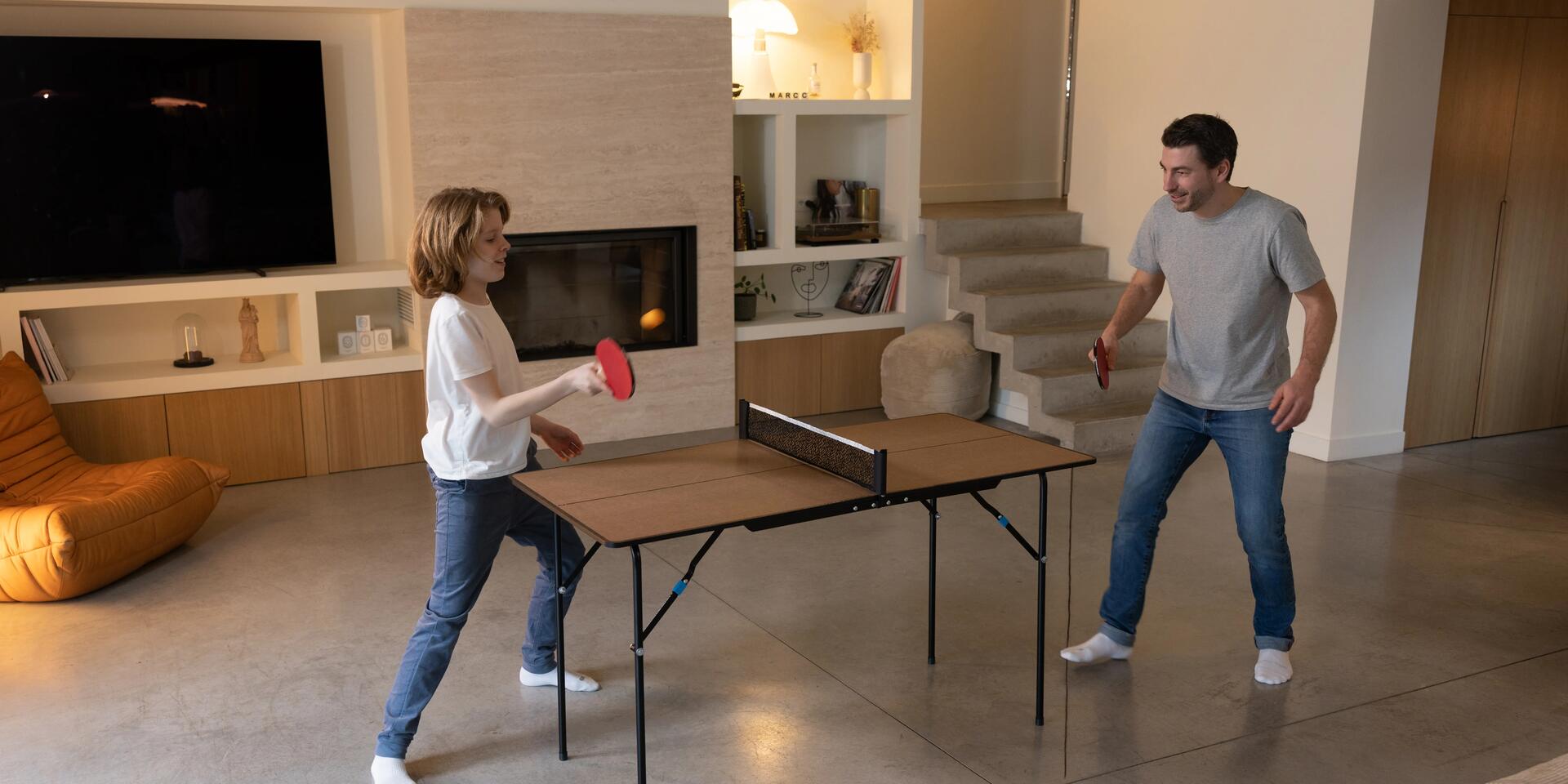 rodzina gra w tenisa stołowego w domu
