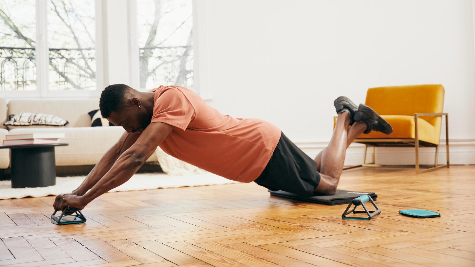 hombre haciendo flexiones de rodillas