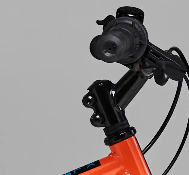Spanschroeven van de stuurpen van een 20 inch-fiets