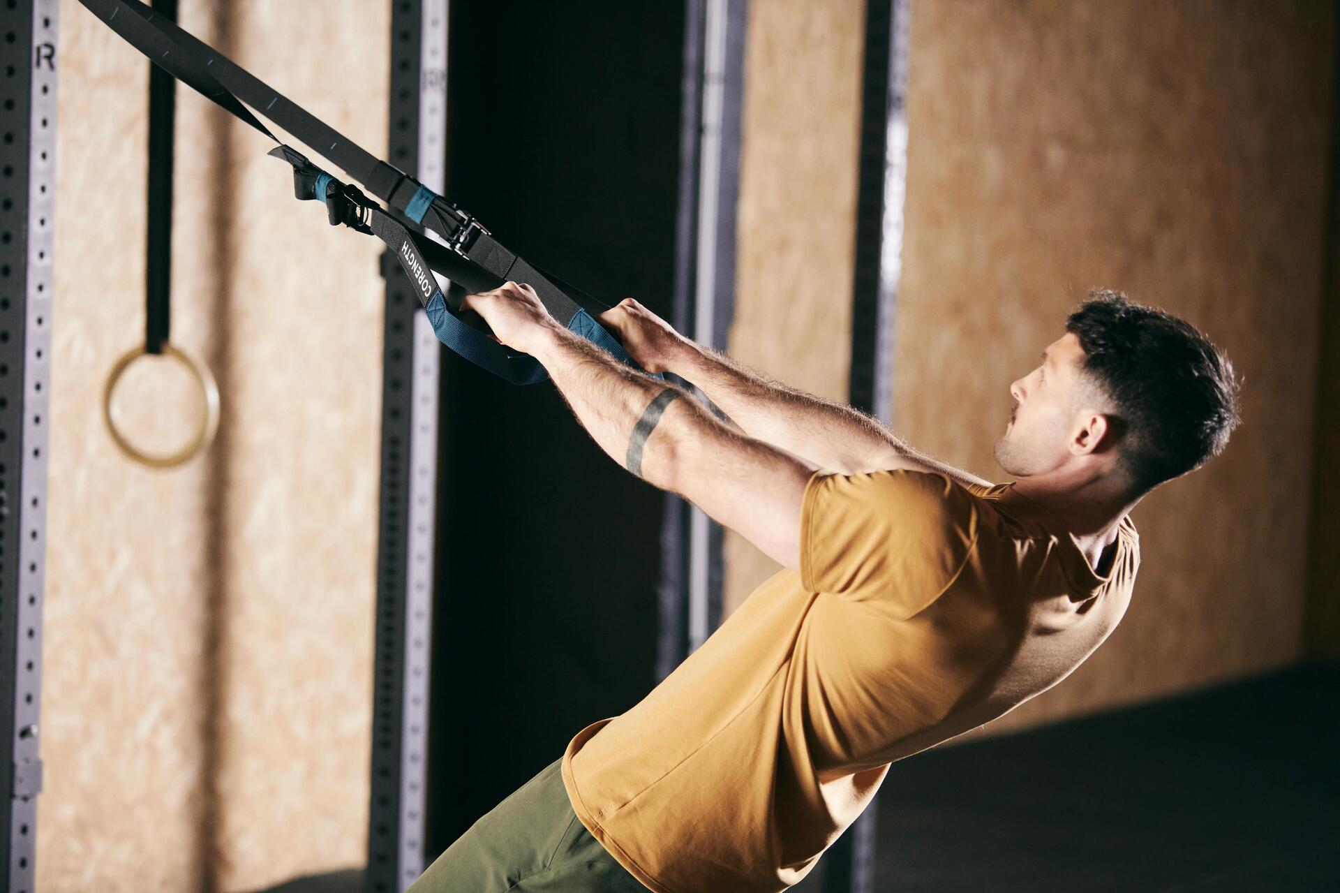 bodybuilding con il peso del corpo trazioni schiena