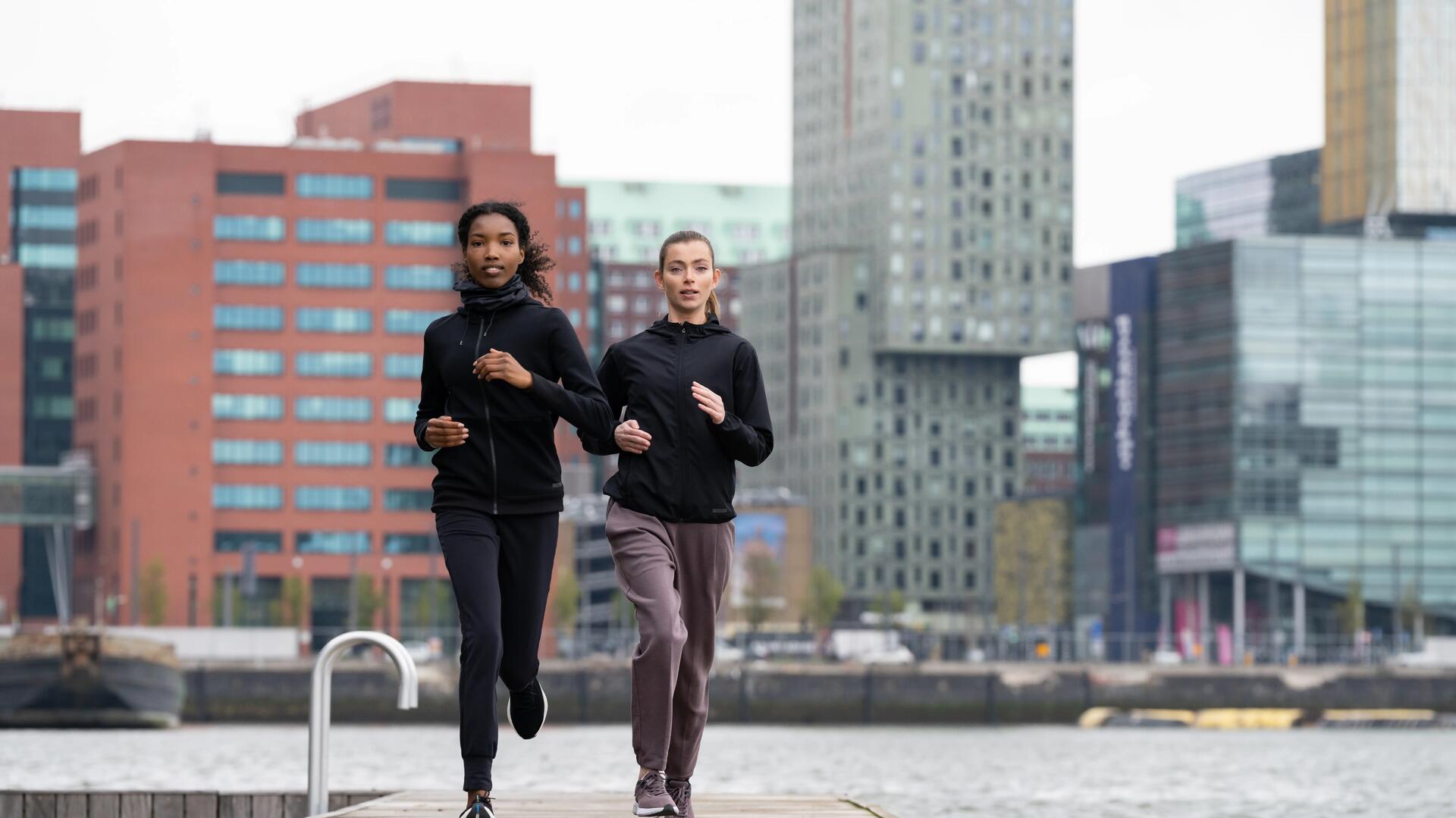 Homme qui court près de la maison