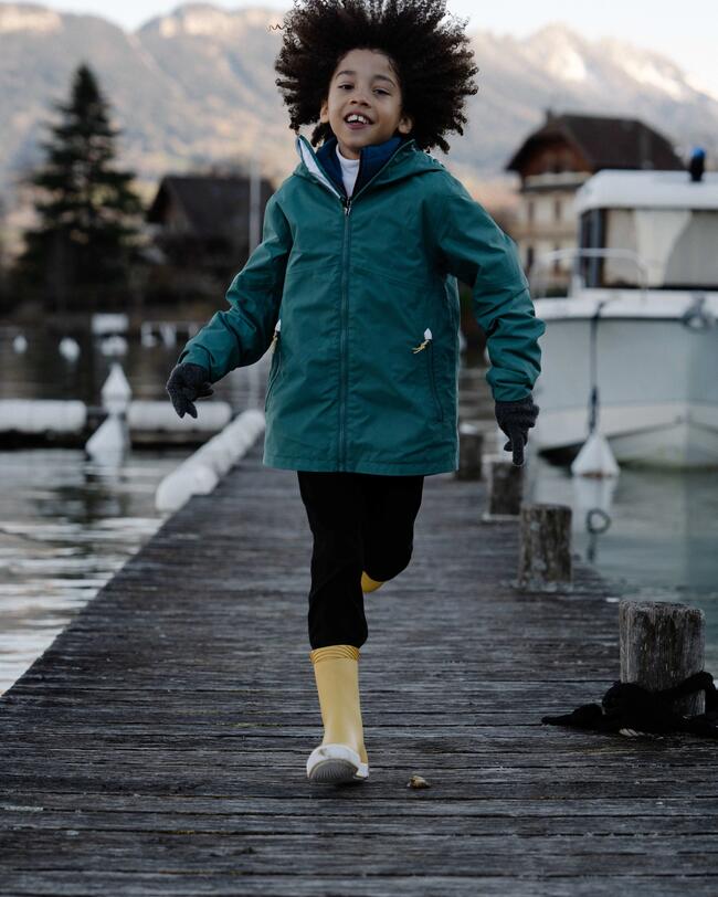 Un enfant courant sur le ponton