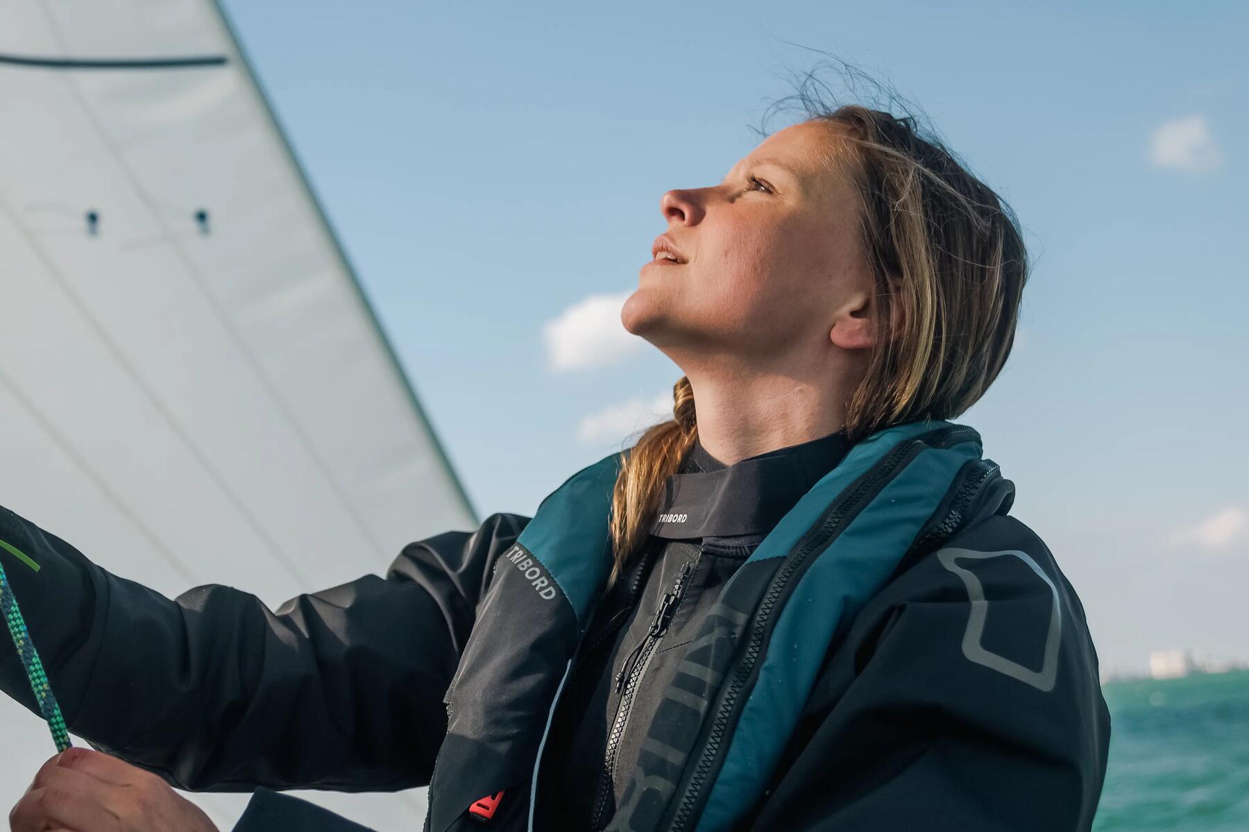 Navigateur portant un gilet de sauvetage gonflable 