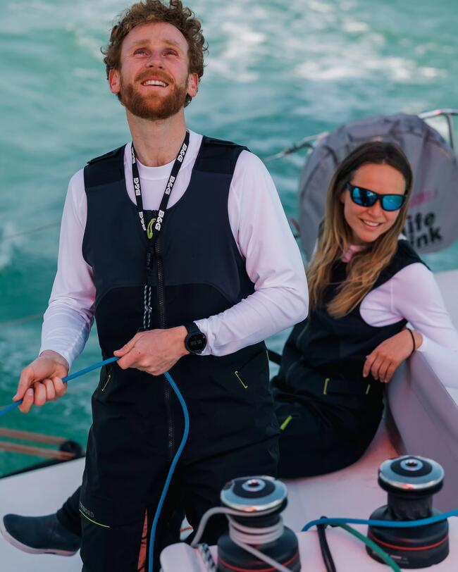 deux hommes à l'avant du bateau