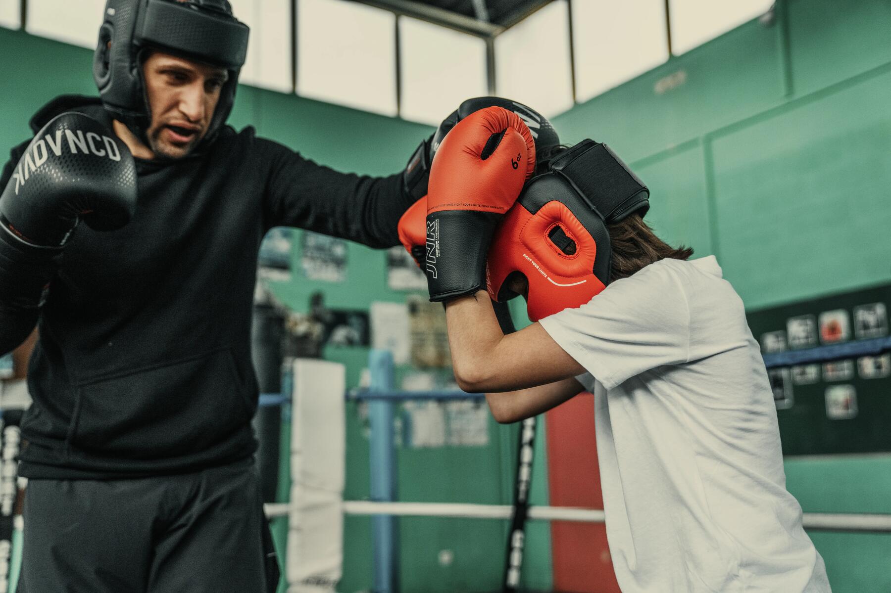 deux hommes pratiquent la boxe avec materiel de protection