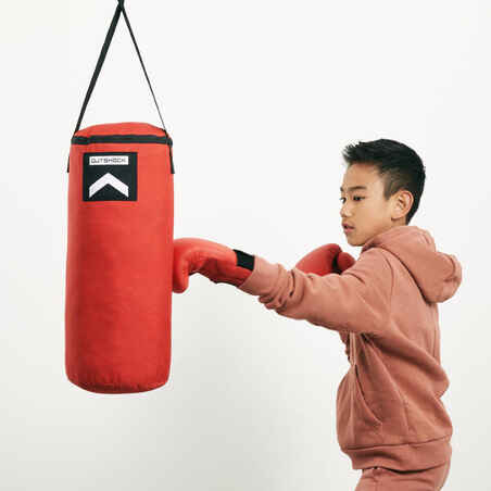 Entrenamiento de boxeo infantil. Guante boxeo y saco de boxeo