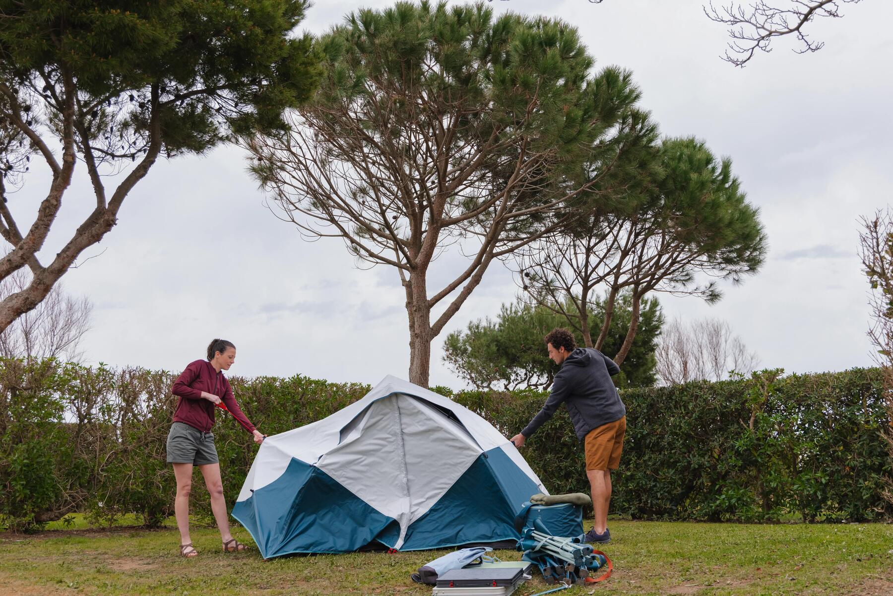 família de 4 pessoas a acampar