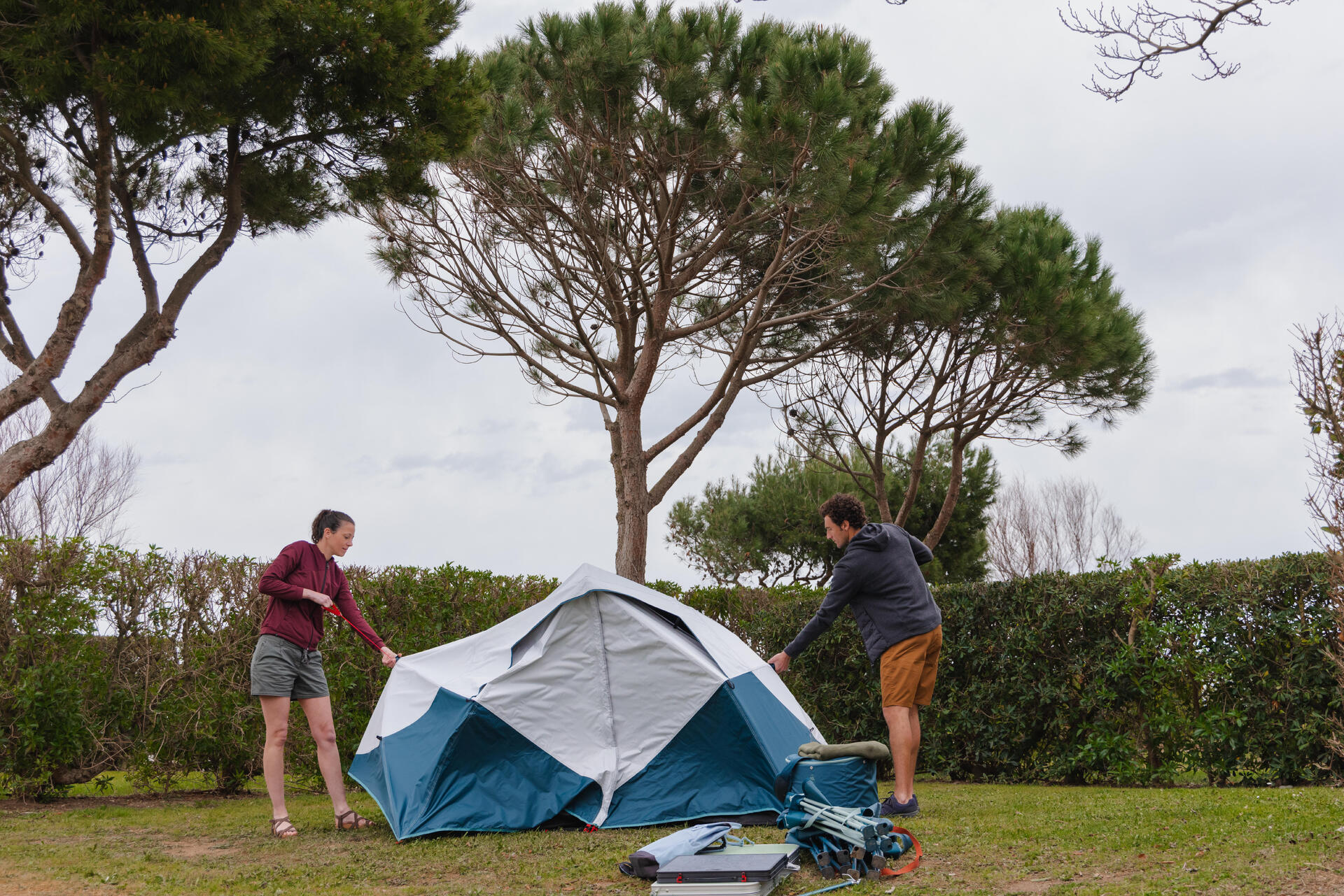 Kobieta i mężczyzna rozkładający namiot na campingu w Małopolsce