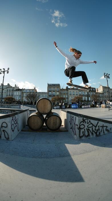 Žena na skateboarde v skateparku