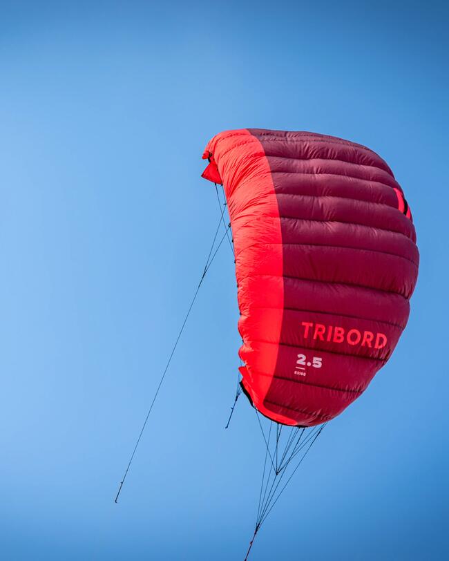 Cometa de tracción roja de 2,5 m² volando.