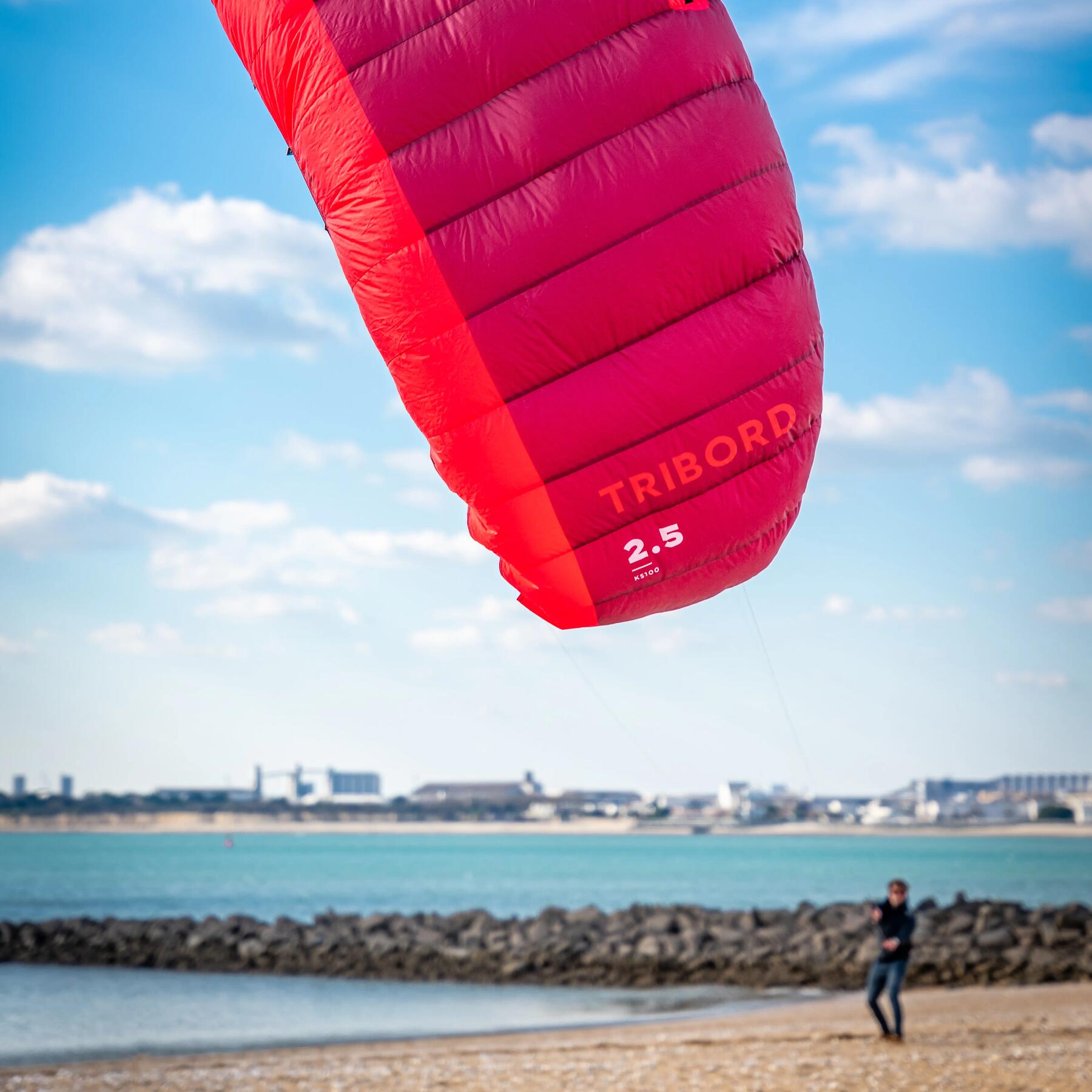 Mężczyzna uczący się posługiwać latawcem do kitesurfingu