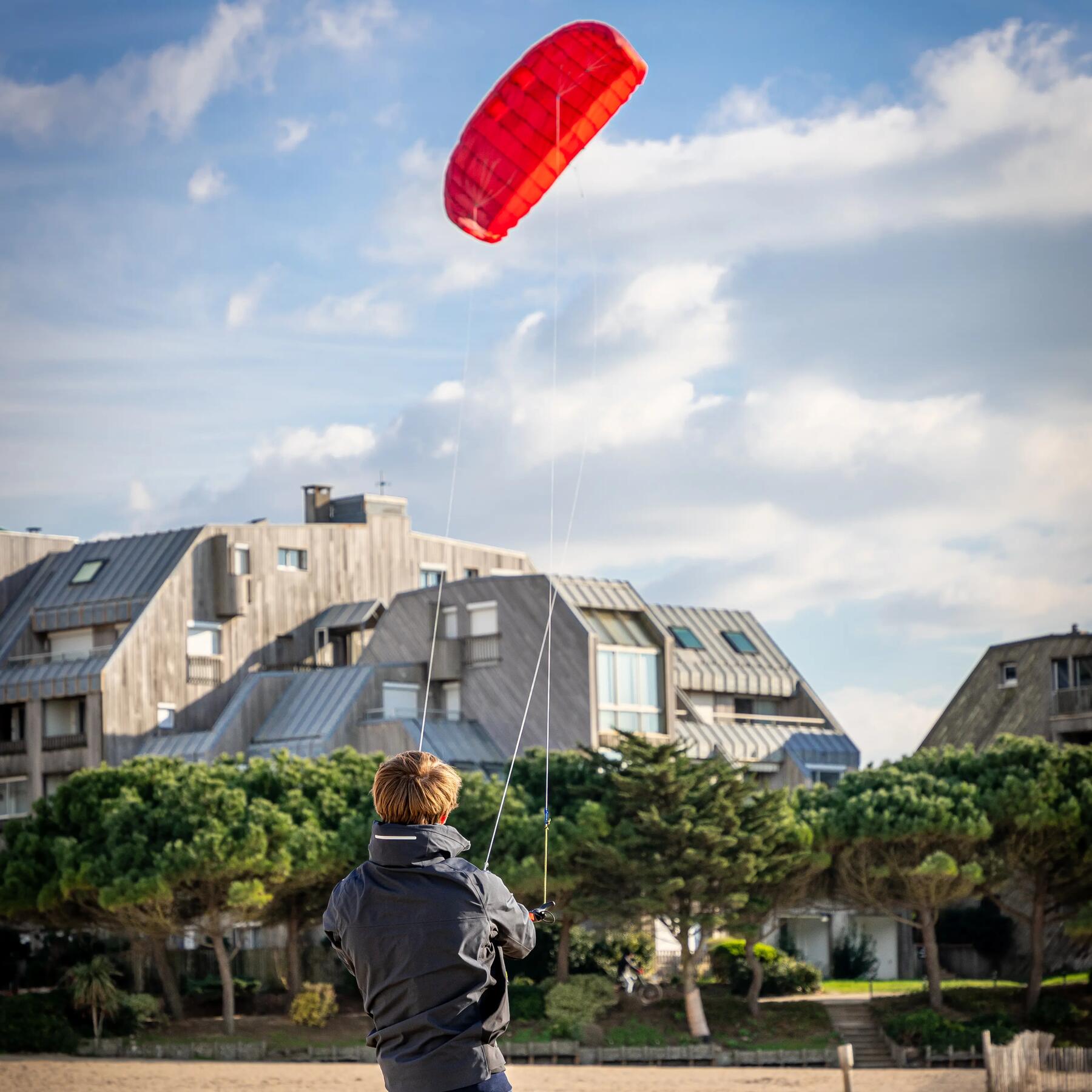 Mężczyzna uczący się jak posługiwać się latawcem do kitesurfingu