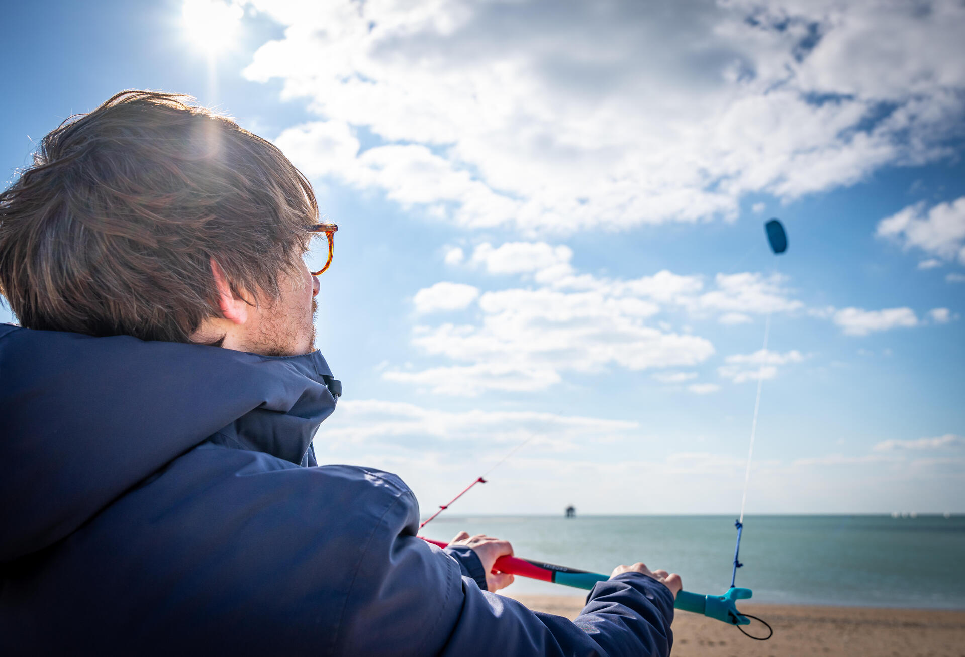 Mężczyzna uczący się sterować latawiec do kitesurfingu
