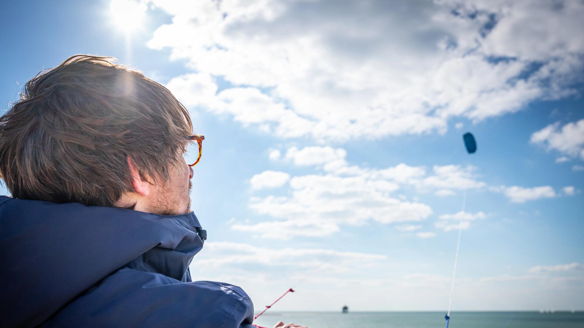 Mężczyzna uczący się sterować latawiec do kitesurfingu