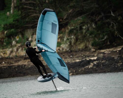 Le wing foil ou l’art de voler sur l’eau : comment débuter ?