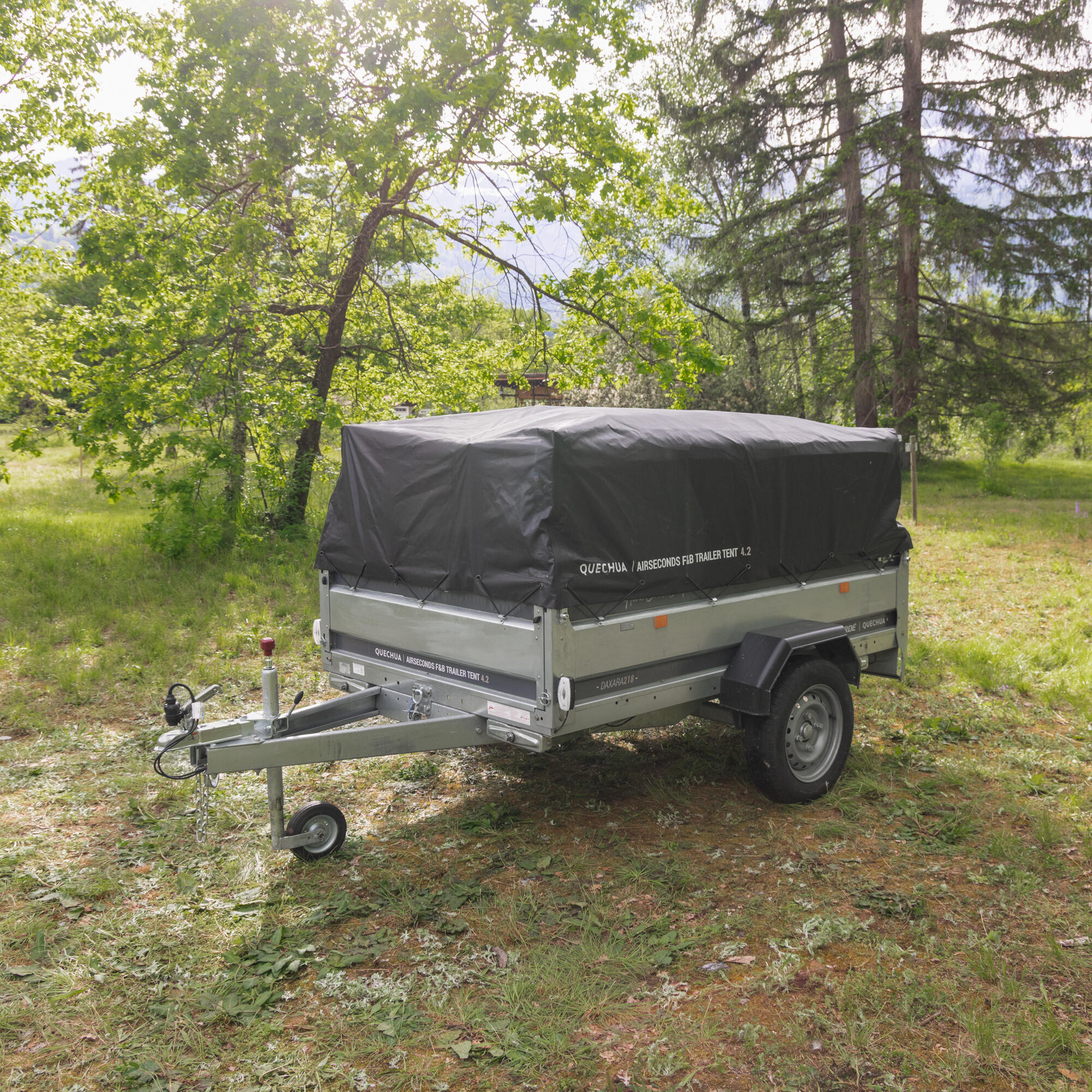 Inflatable trailer outlet tents